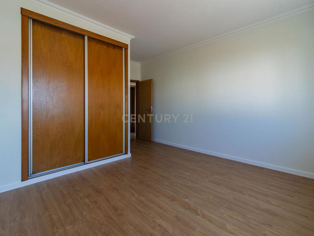 Excelente Apartamento T2 com 2 WC e Garagem - Image 19