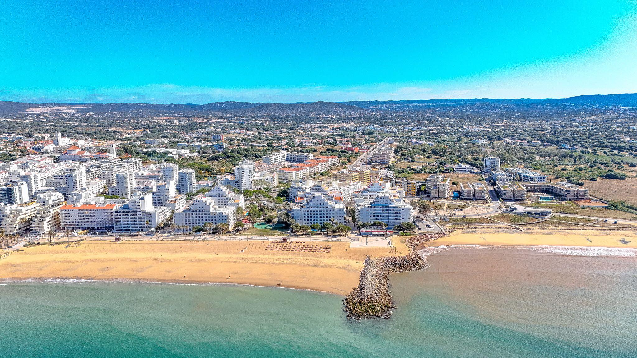Apartamento T2 com Vista Mar na Primeira Linha de Praia – Quarteira - Image 34