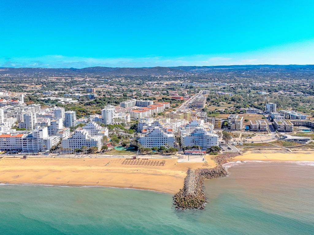 Apartamento T2 com Vista Mar na Primeira Linha de Praia – Quarteira - Image 34