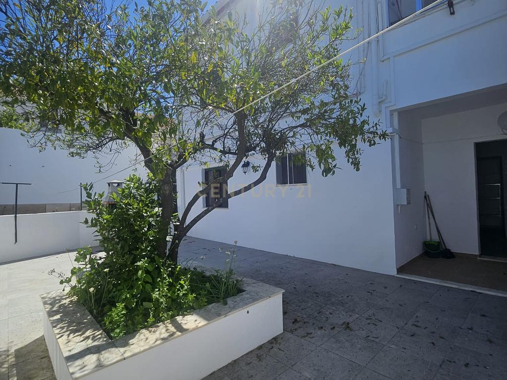 Moradia Bifamiliar T4 com Quintal e Garagem no Bairro das Nogueiras, Évora - Image 35