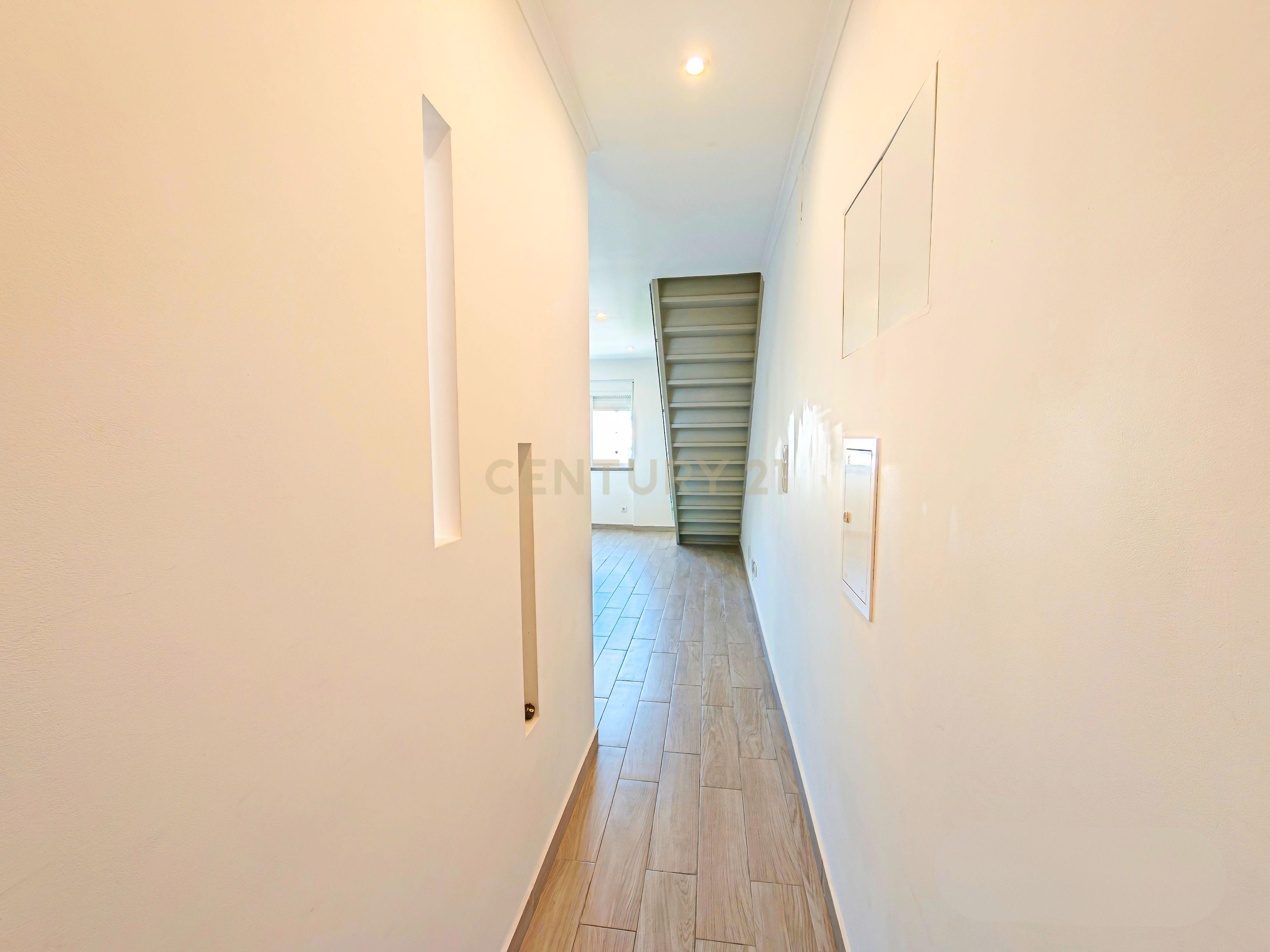 Fotografia 6 de T2 Duplex Remodelado com Espaço Extra no Sótão em Benfica