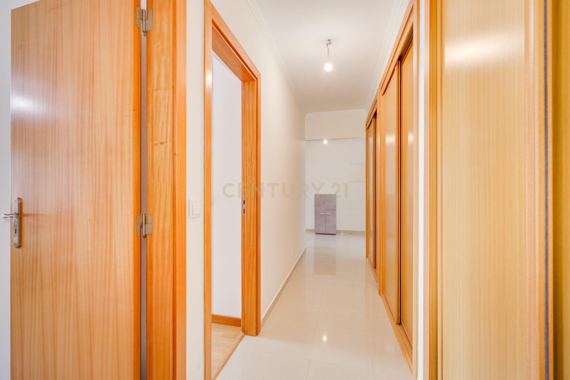 Fotografia 7 de Apartamento T2 com Varanda em Loures - Oportunidade Única!