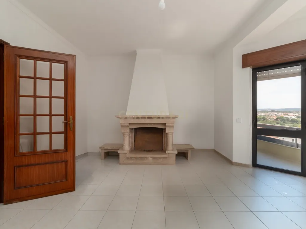 Apartamento T3 com garagem e arrecadação em Abrantes - Image 4