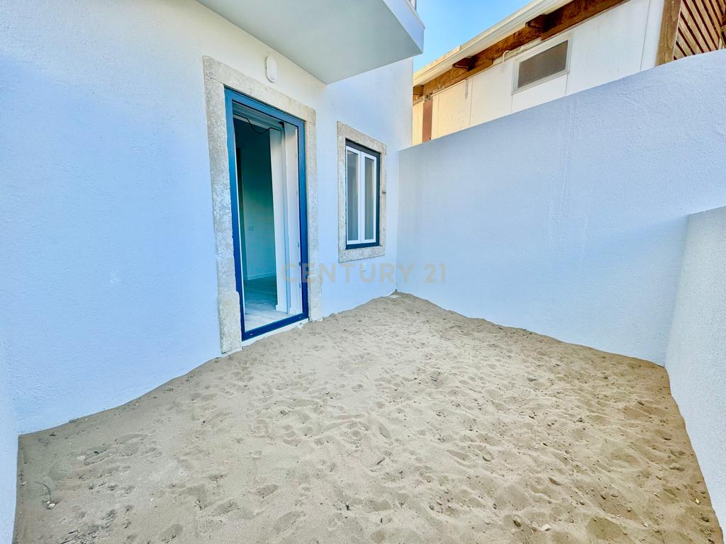 Apartamento 2 Assoalhadas com logradouro, zona histórica de Almada - Image 7