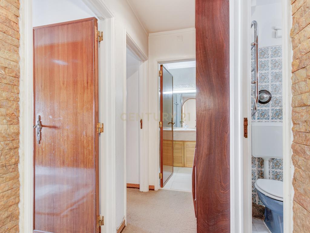 Apartamento T4 com Boas Áreas - Prt Av. Cidade Lourenço Marques - Olivais - Image 11