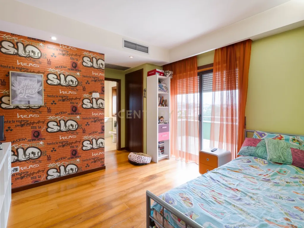 Penthouse Exclusiva T5 – Luxo, Conforto e Espaço em Pleno Coração da Cidade - Image 20