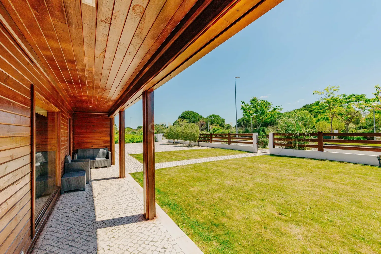 Casa de madeira T3 em condomínio fechado no Santo Estêvão Golf - Image 4