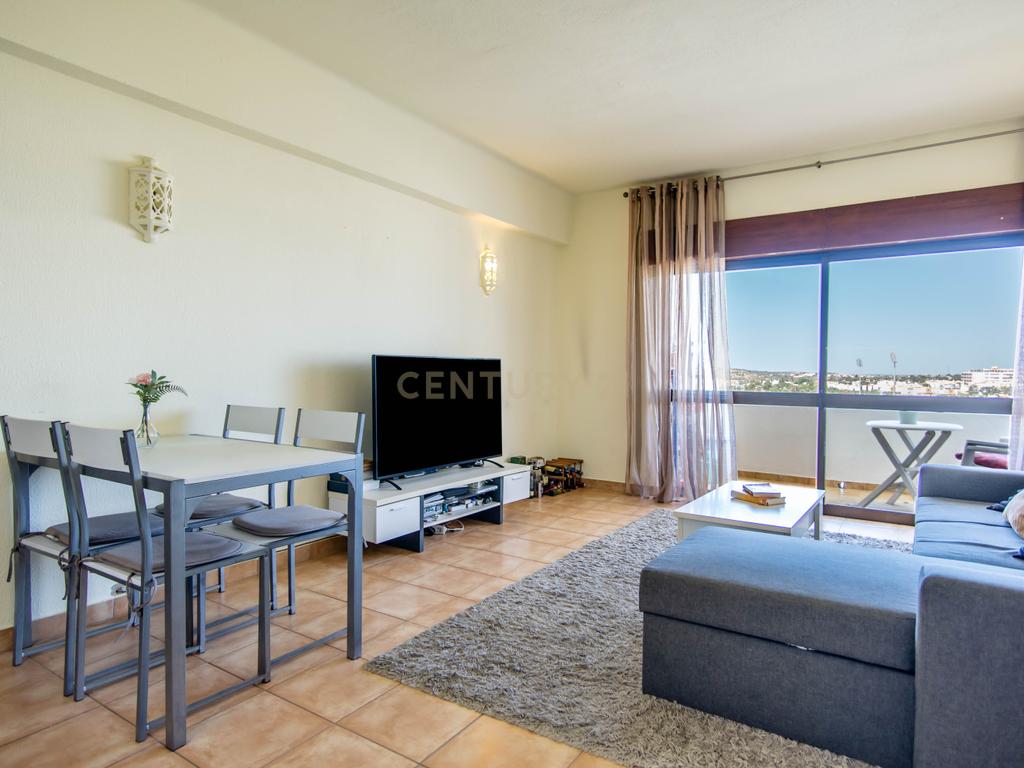 Apartamento T1 com Vista Parcial de Mar, Elevador e Garagem - Image 2