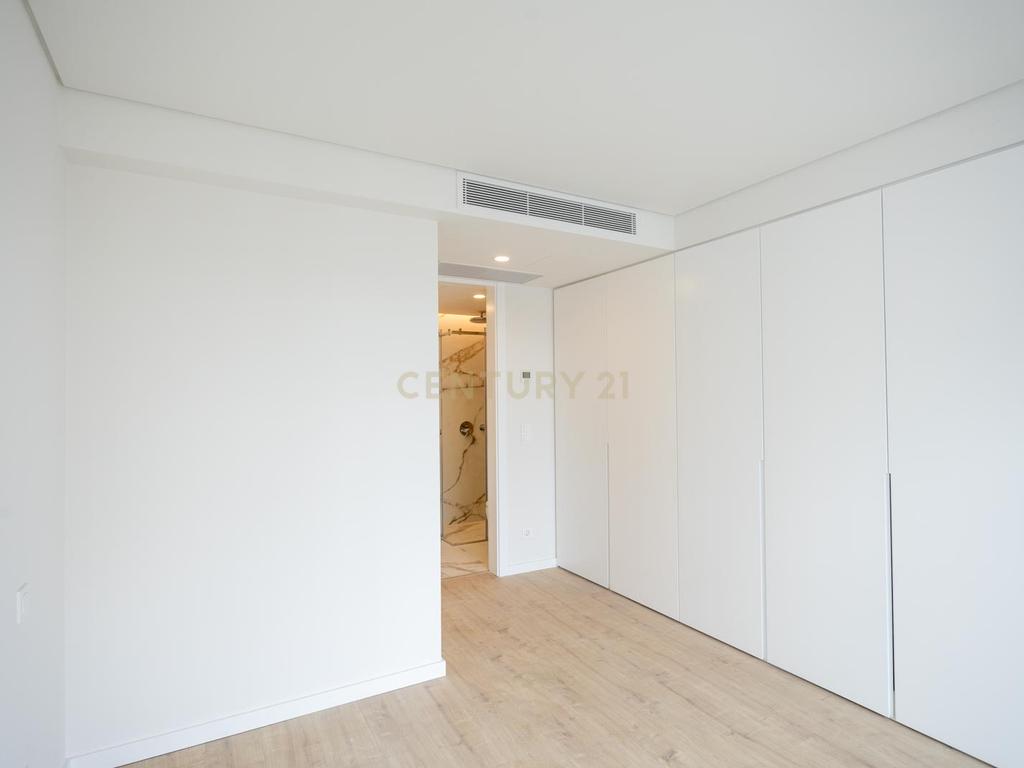 Apartamento T4 duplex com 3 estacionamentos e piscina privativa - Areeiro - Image 12