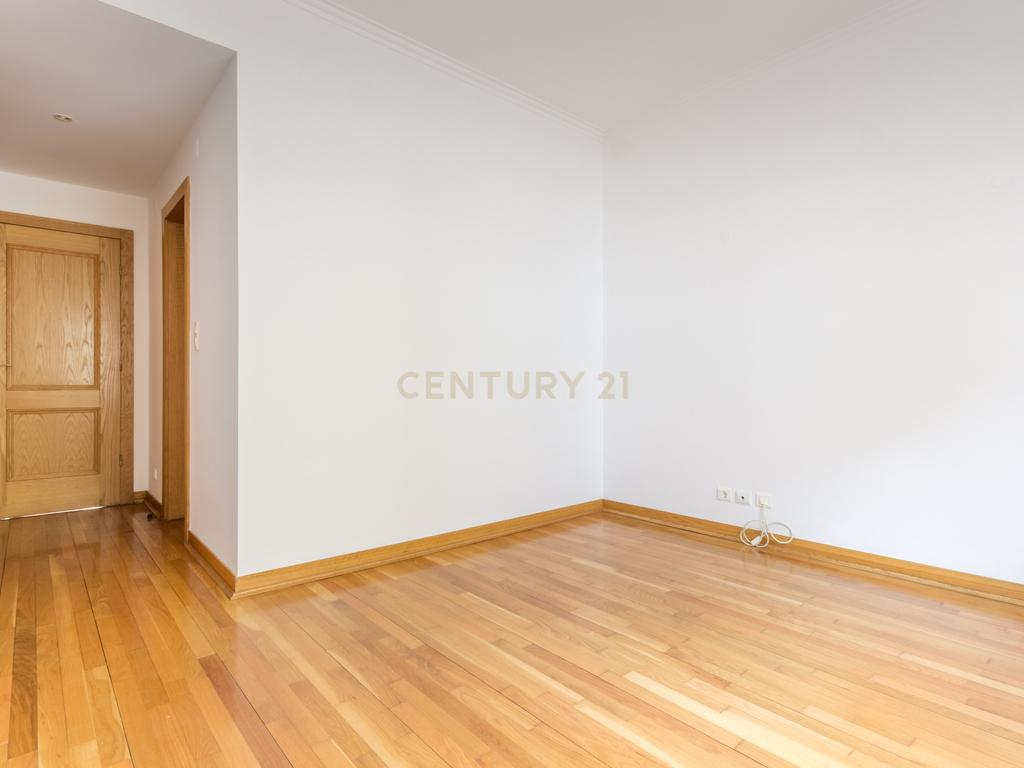 Apartamento T3 em Carnaxide – Arrendamento em Condomínio Privado - Image 19