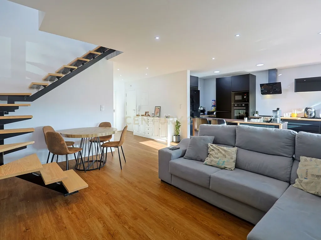 Apartamento T3 Duplex Remodelado no Centro de Corroios - Image 1