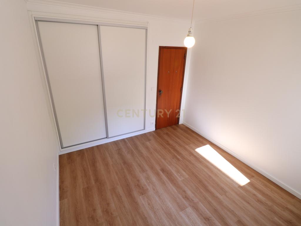 Apartamento T3 Remodelado na Avenida do Cristo Rei - ALMADA - Image 16