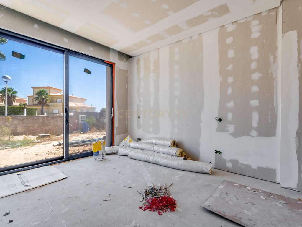 Moradia T5 contemporânea em construção avançada com piscina | Álamos, Guia – Albufeira - Image 11