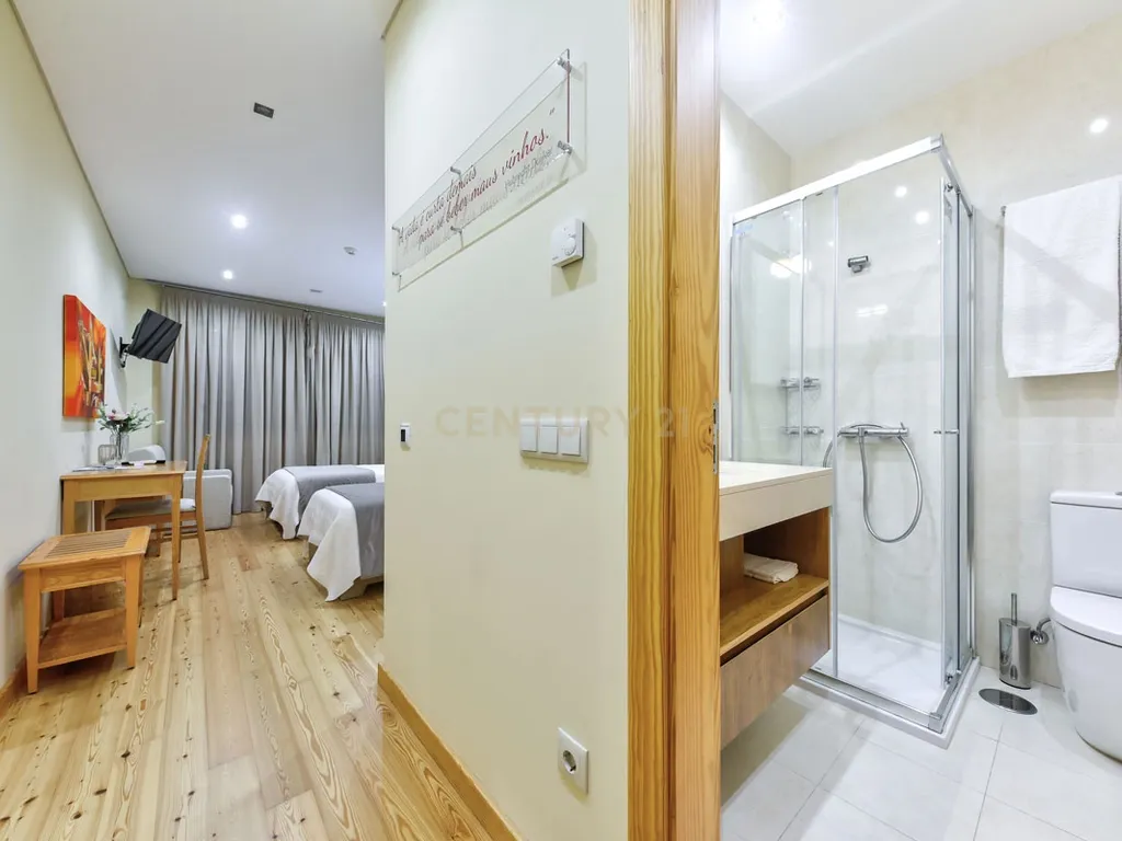 Propriedade T8 com Jardins, Lago e Potencial Alojamento - Localização Premium - Image 32