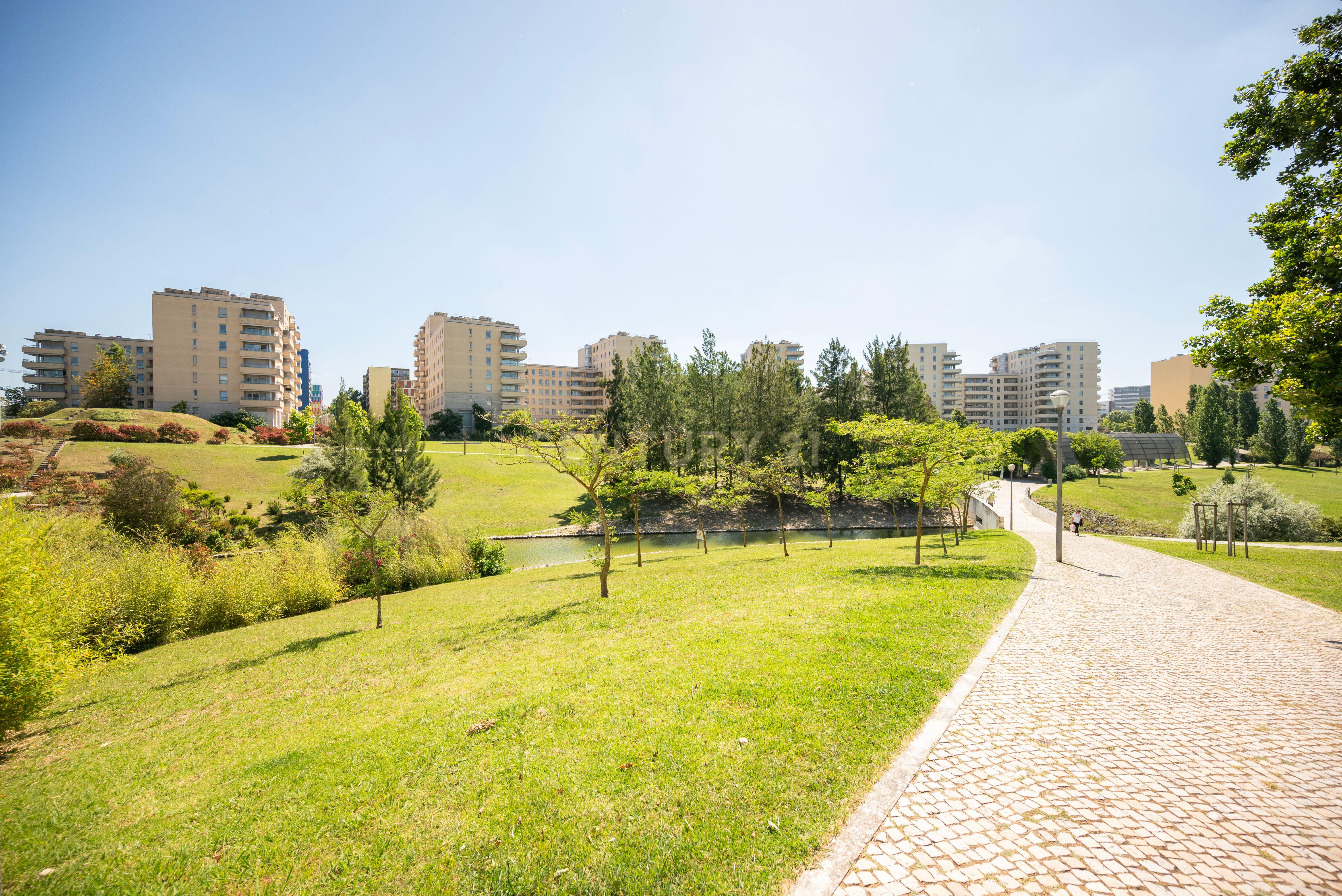 Apartamento T3 Luminoso com Vista Deslumbrante e Localização de Excelência – Parque Oeste / Quinta das Conchas - Image 27
