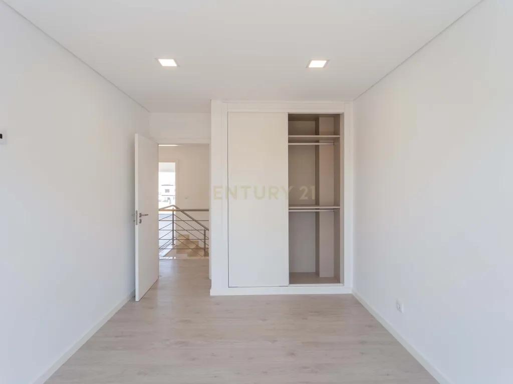 Oportunidade: Moradia T5 com jardim e piscina, na Sobreda, Almada. Em Venda! - Image 23