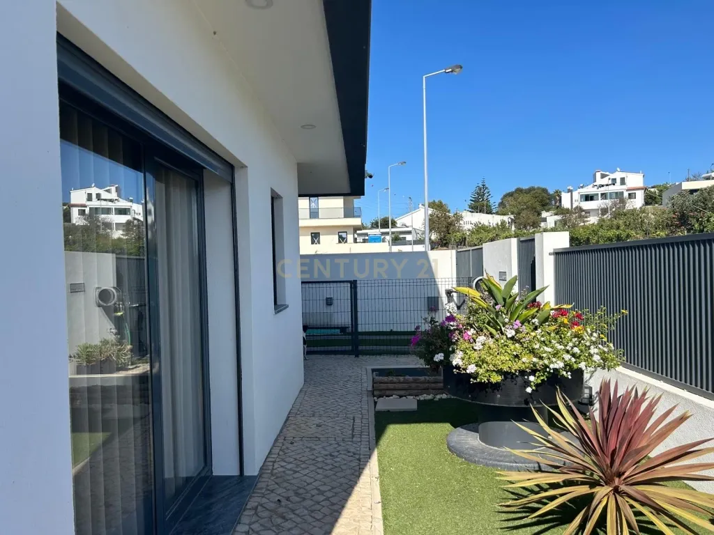 MORADIA ISOLADA na CAPARICA T4 c/ 3 SUITES, PISCINA AQUECIDA e PAINÉIS FOTOVOLTAICOS - Image 48