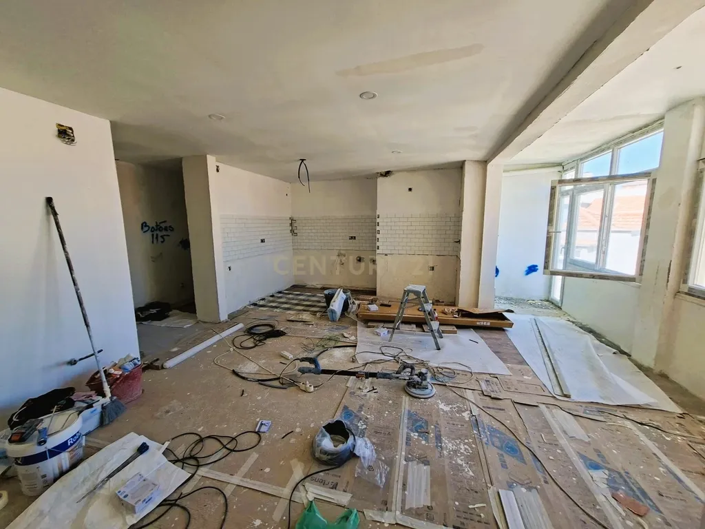 Apartamento Renovado em open-space na Penha de França, Lisboa - Image 5