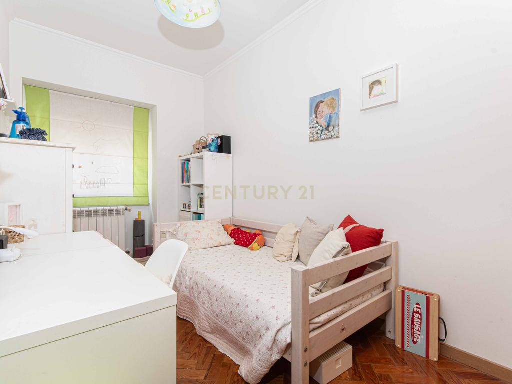 Apartamento T4 luminoso em Alvalade que combina estilo e localização premium - Image 3