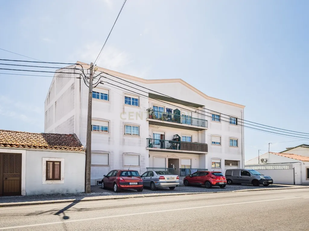 T2 com 110 m² | Espaço a Sério, Varanda e Garagem - Image 1