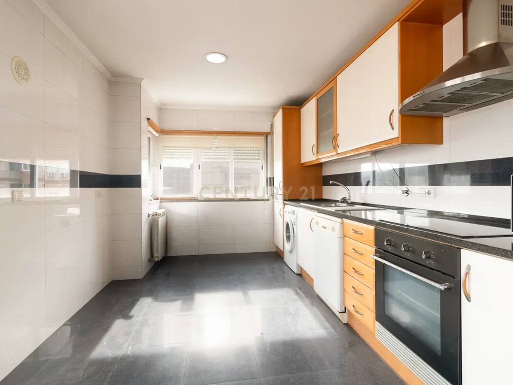 Apartamento T4 no Centro de Odivelas com Parqueamento para 3 Viaturas - Image 10