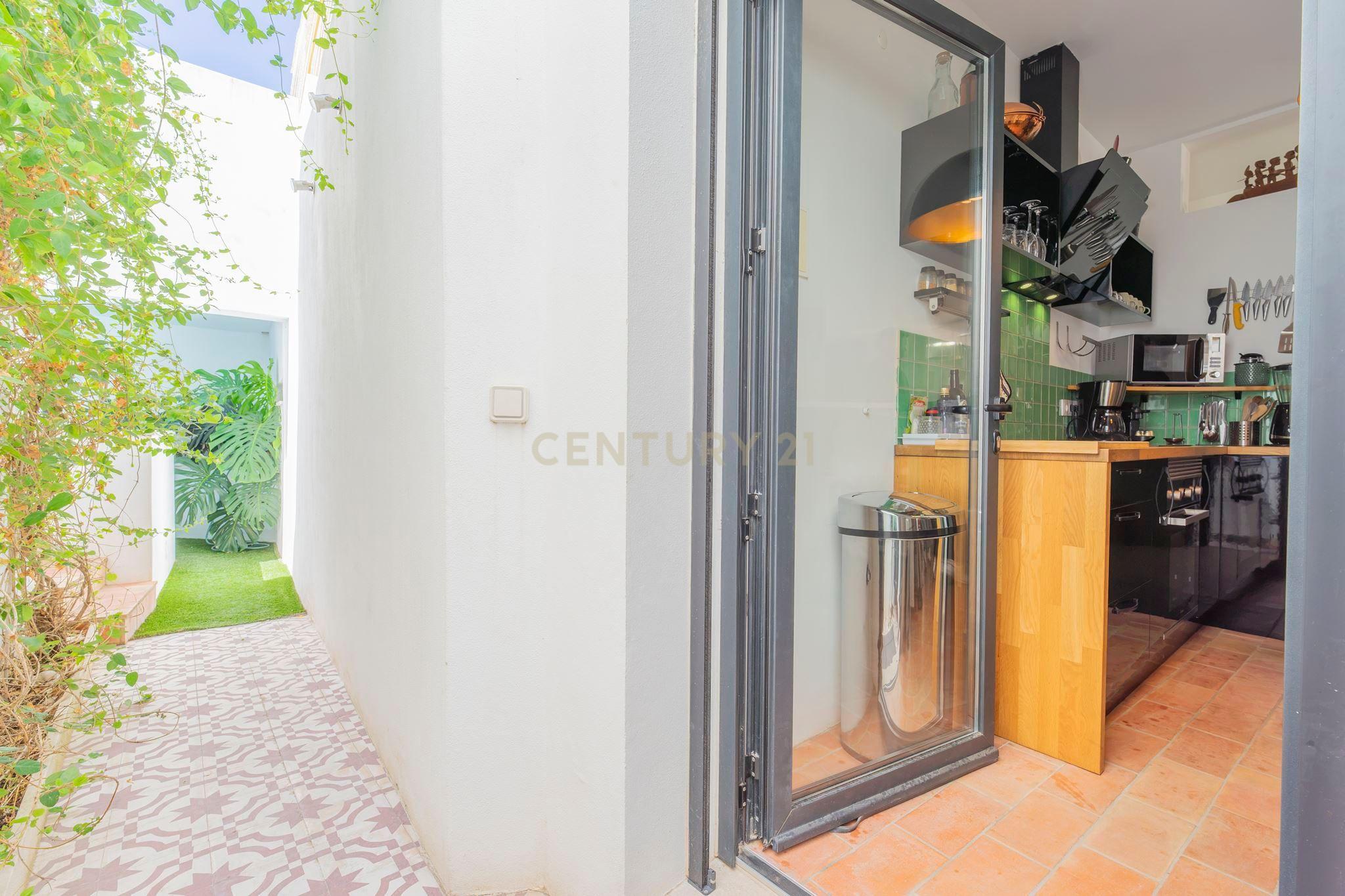 Fotografia 11 de Casa Renovada T3-em Olhão na Baixa , Licença AL, Vista Panorâmica e Piscina