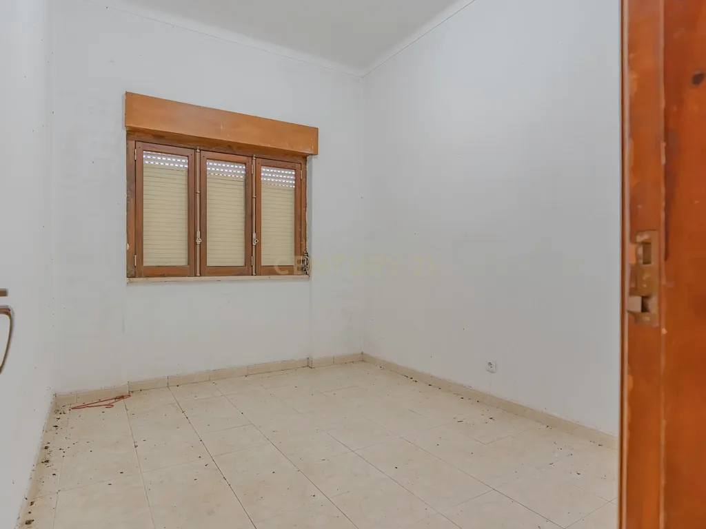 Moradia Isolada com Terreno de 1041 m² – Um Mundo de Possibilidades! - Image 4