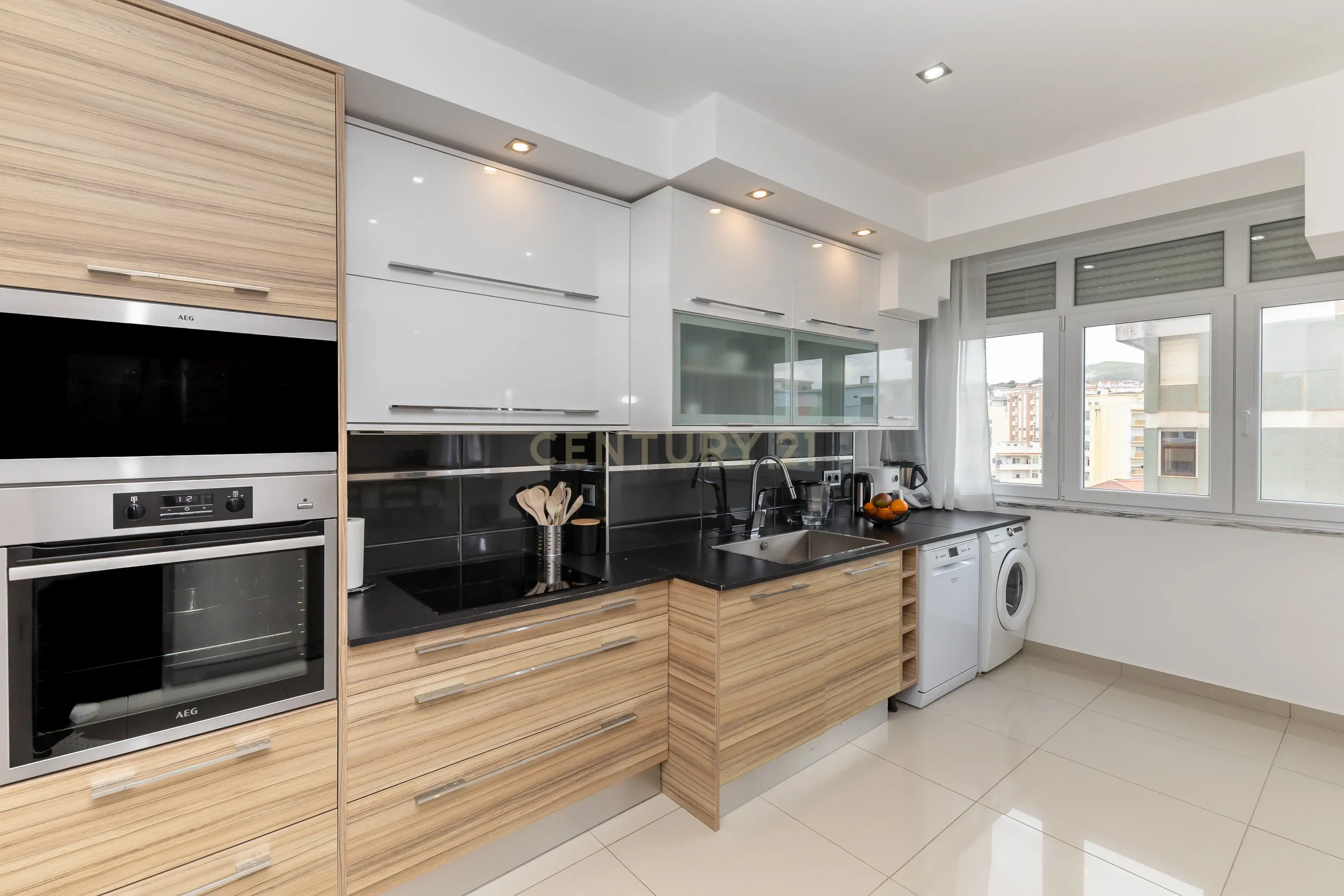 Apartamento T4 convertido em T3 - Totalmente Renovado com Materiais Premium no Centro de Setúbal - Image 2