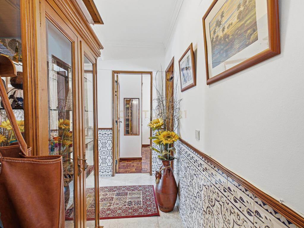 Apartamento T3 com Enorme Potencial de Remodelação na Moita - Image 3