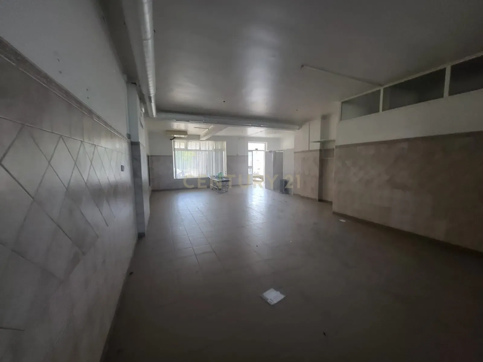 Fotografia 2 de Loja para Arrendamento | 97,60 m² | Baixa da Banheira | 850€/mês