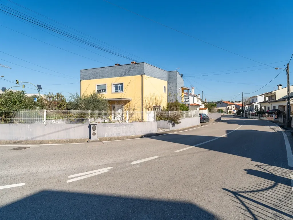 Moradia T4 com sótão versátil e excelentes acessos – uma oportunidade única - Image 29