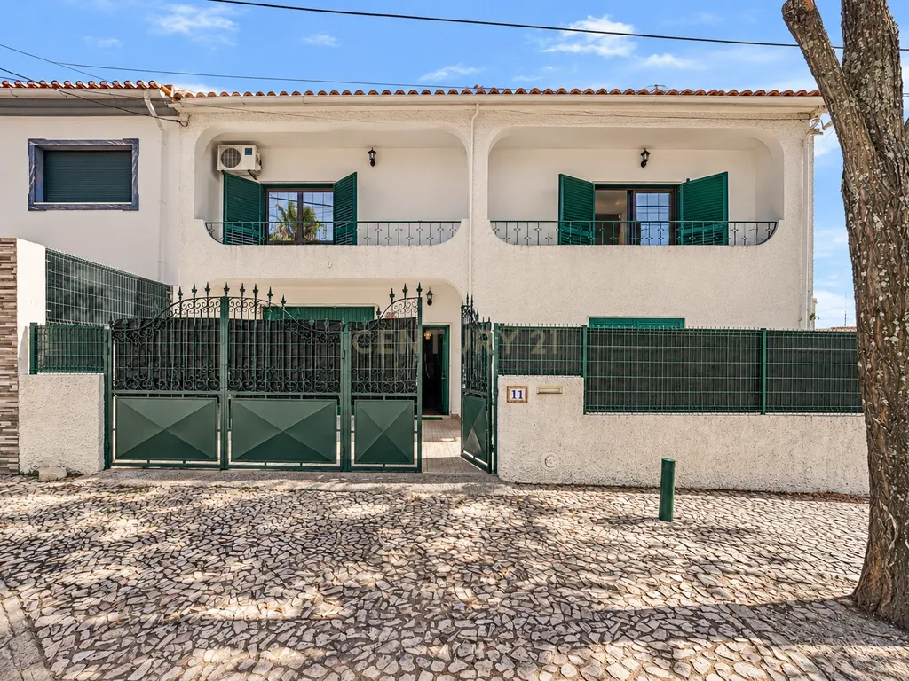 MORADIA T5 COM GARAGEM E PISCINA, 327 M² DE TERRENO PARA USUFRUIR - Image 1