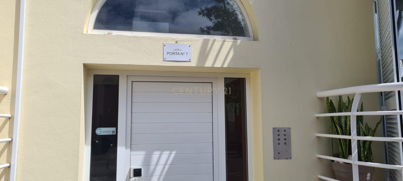 Fotografia 3 de Apartamento T2 com Excelente Luminosidade e Localização Estratégica em Ponta Delgada