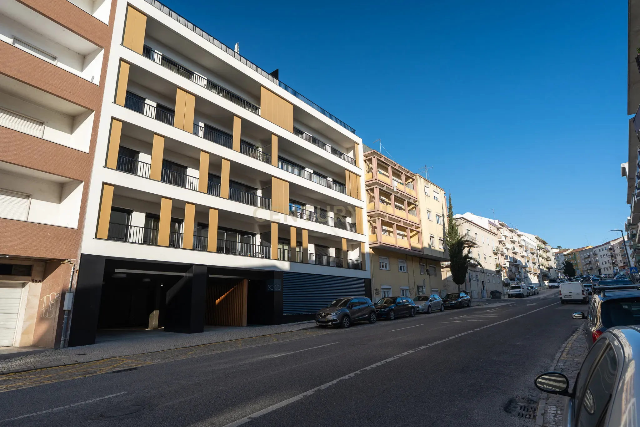Apartamento T3+1 duplex, com terraço e estacionamento, no centro da cidade de Torres Vedras - Image 1