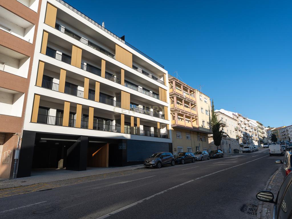 Apartamento T3+1 duplex, com terraço e estacionamento, no centro da cidade de Torres Vedras - Image 1