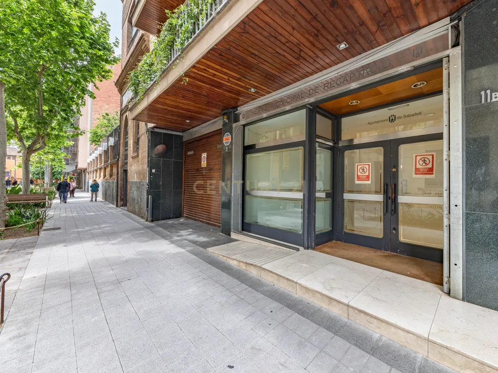 Vende-se espaço comercial alugado no centro de Sabadell - Image 2