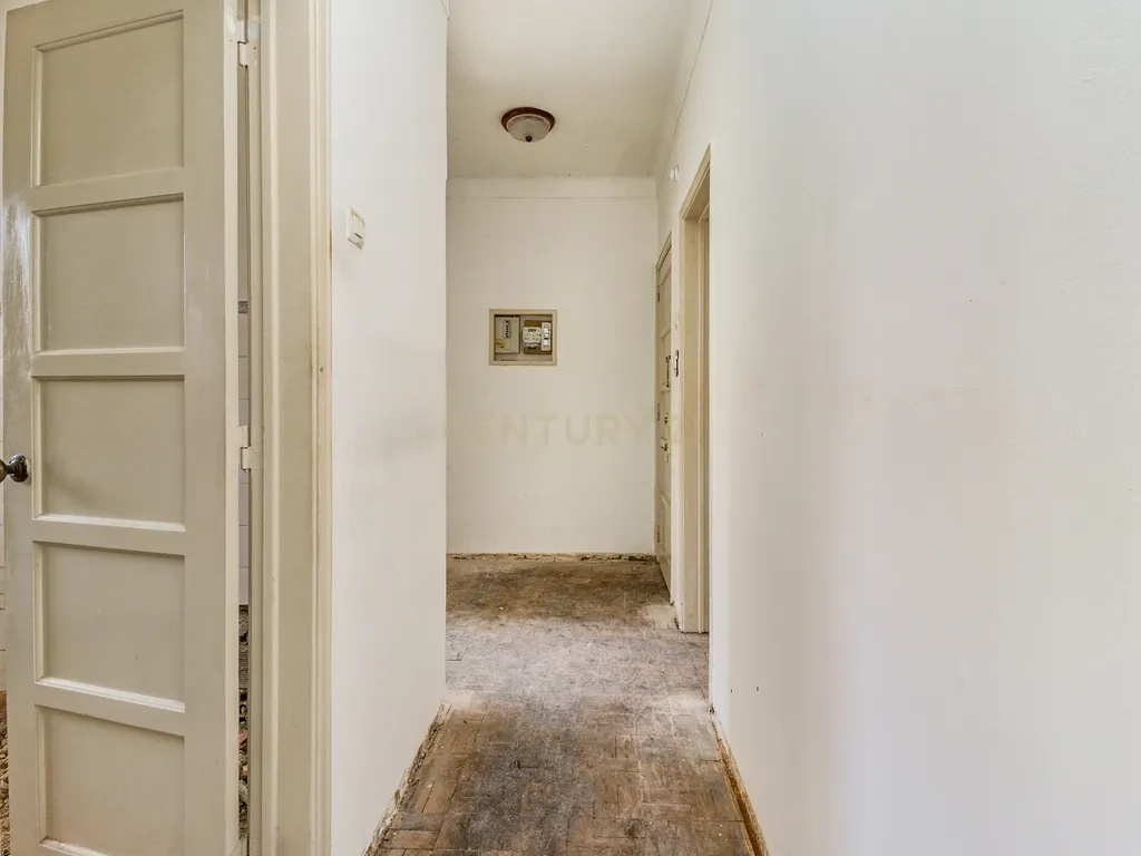 Apartamento T2 em Remodelação - Portela de Sintra - Image 8