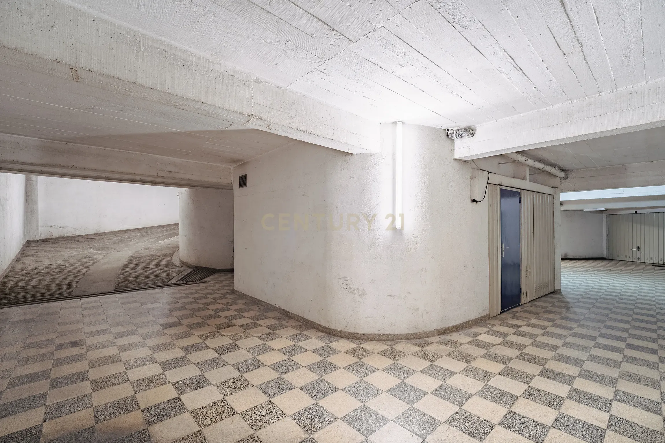 Fotografia 12 de Garagem em Laranjeiro, Almada - Oportunidade Única