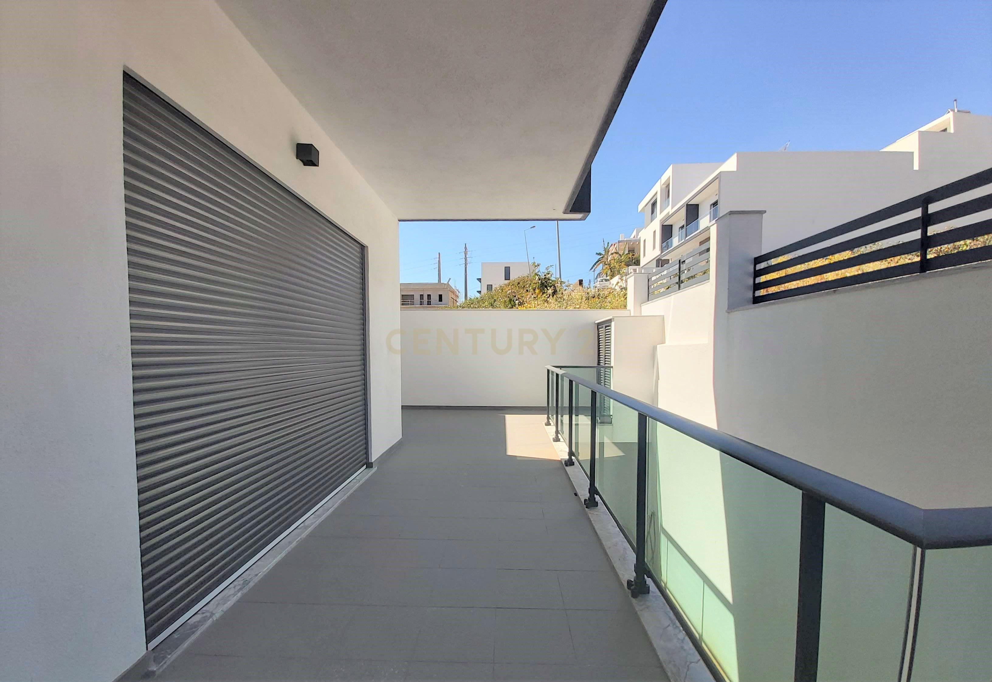 MORADIA T5 + 3 EM FAMÕES, COM PISCINA, JARDIM E BOX PARA 4 CARROS - Image 7