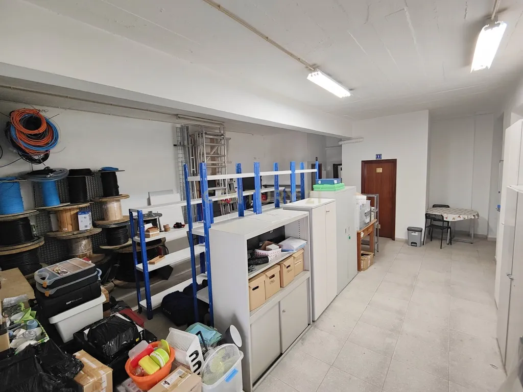 Loja em Alverca, arrendada por 700,00€ mês, com parqueamento e arrecadação - Image 7