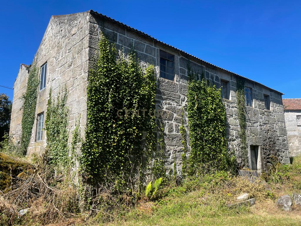 Uma quinta com uma casa que necessita de restauro, situada num terreno de 4000m², cortado por um riacho. - Image 7