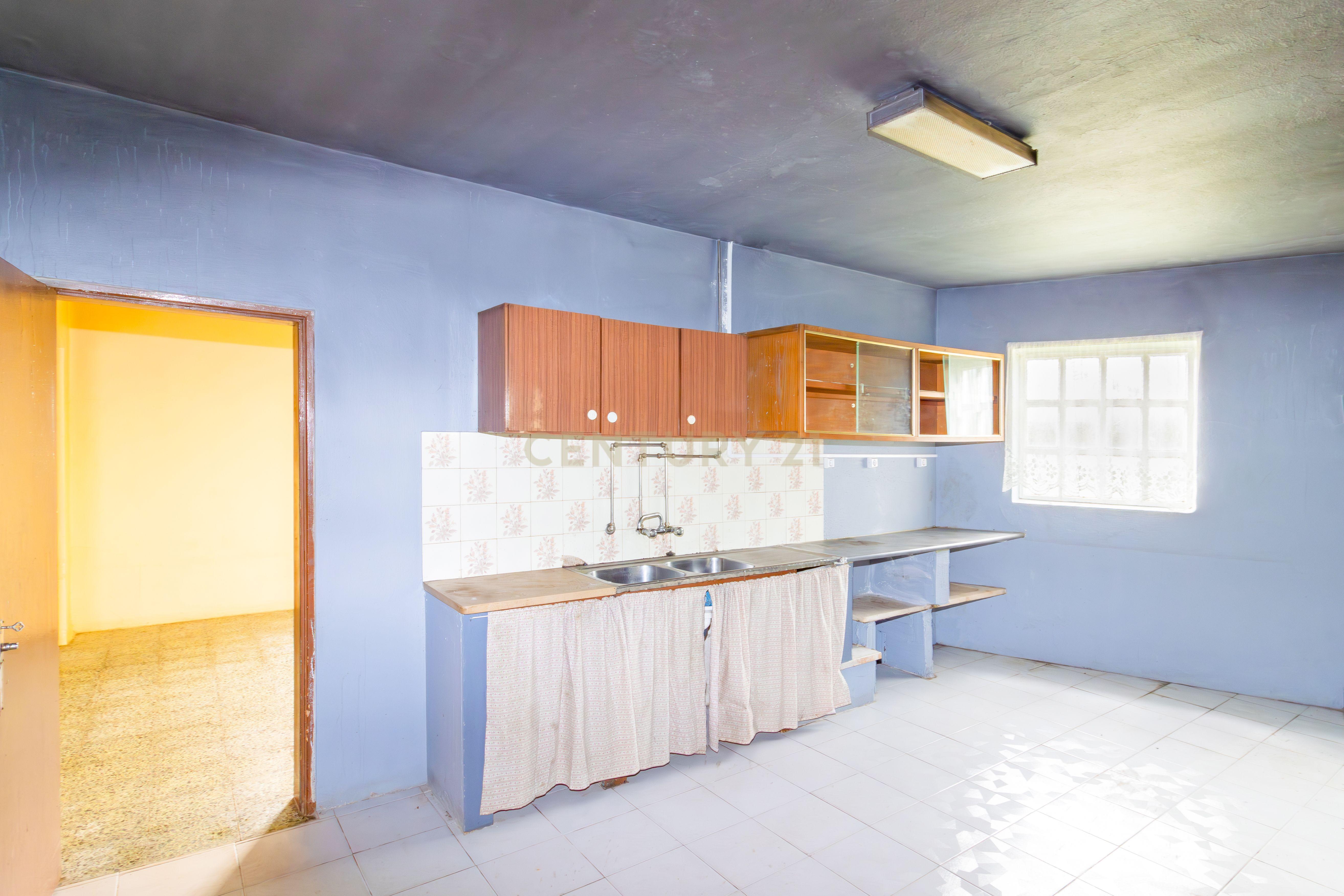 Moradia Isolada T3 em Arrimal, Porto de Mós – Com Terreno, Garagem e Anexos - Image 2