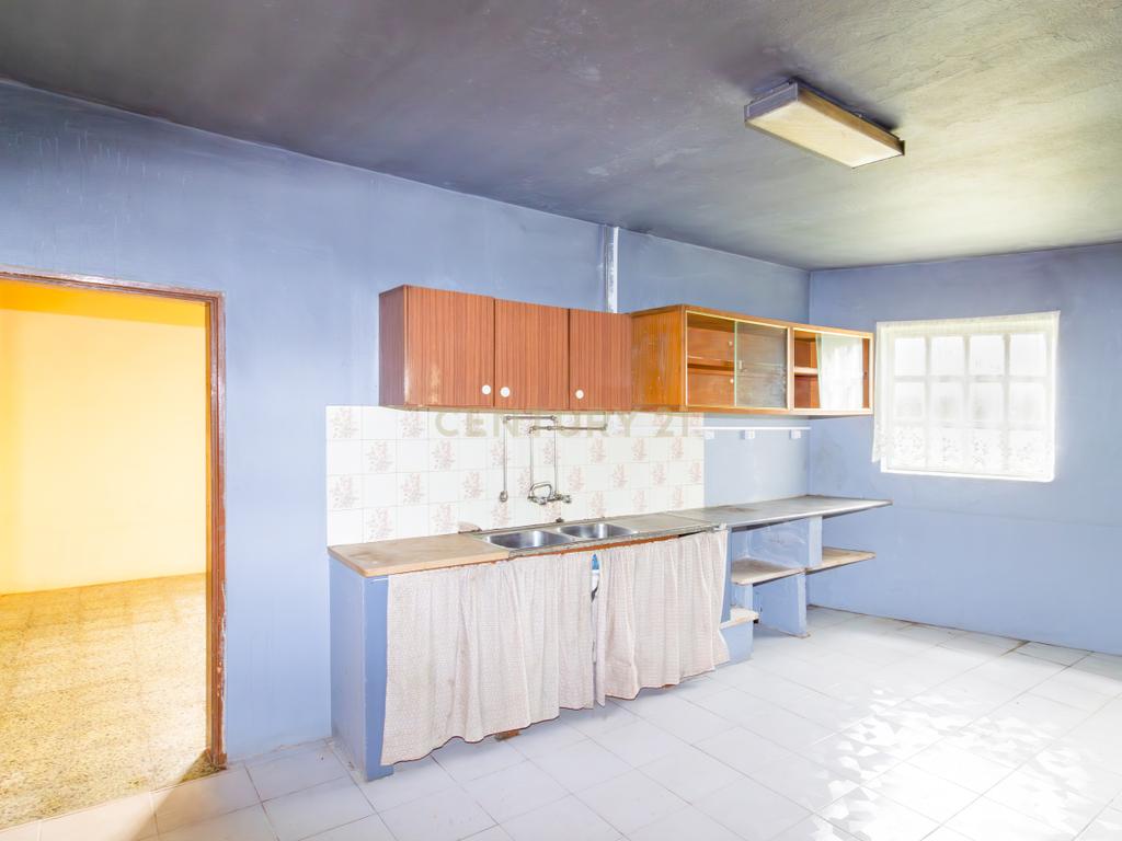 Moradia Isolada T3 em Arrimal, Porto de Mós – Com Terreno, Garagem e Anexos - Image 2