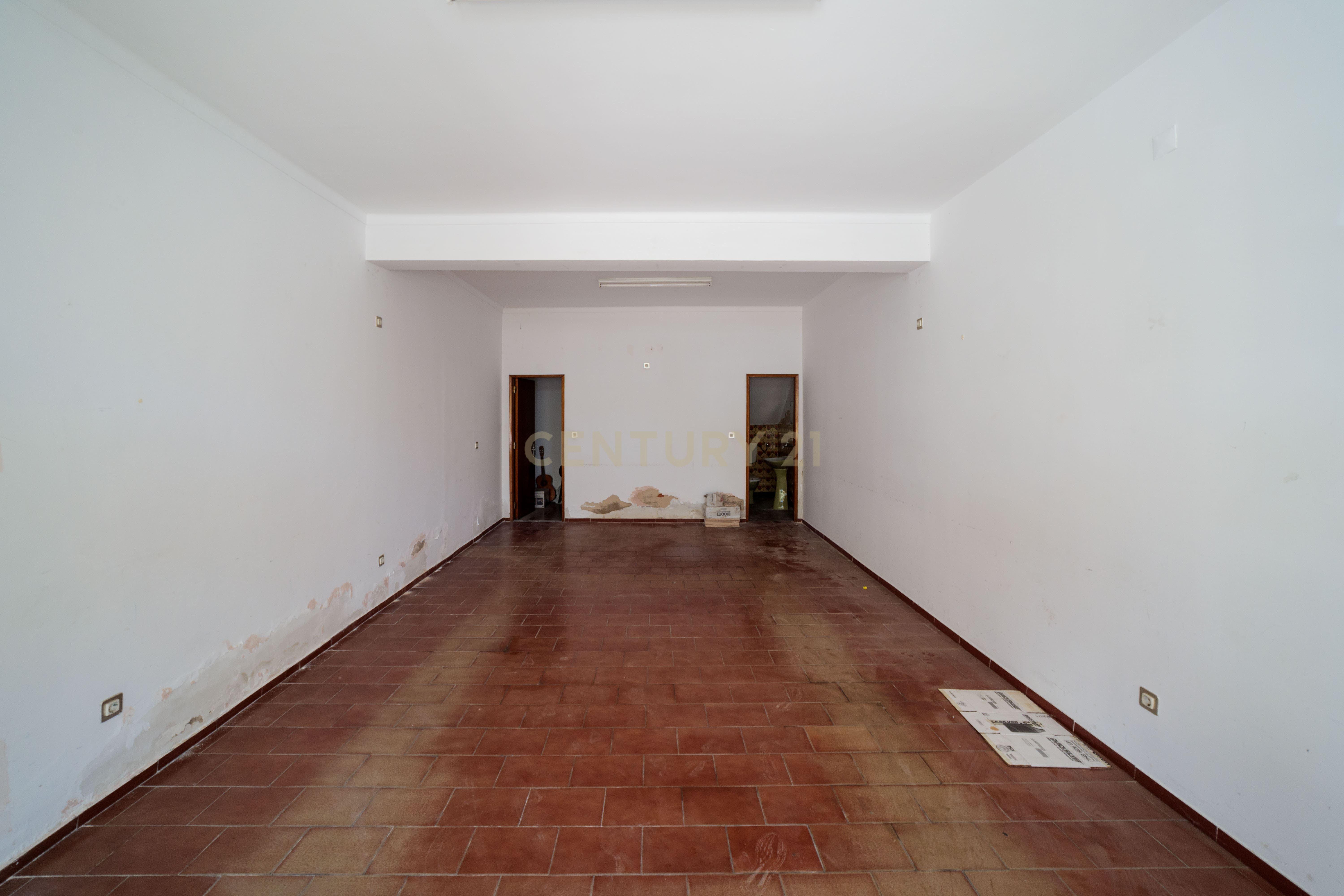 Moradia T3 com Espaço Comercial no Centro de Tavira – Largo de São Brás - Image 8