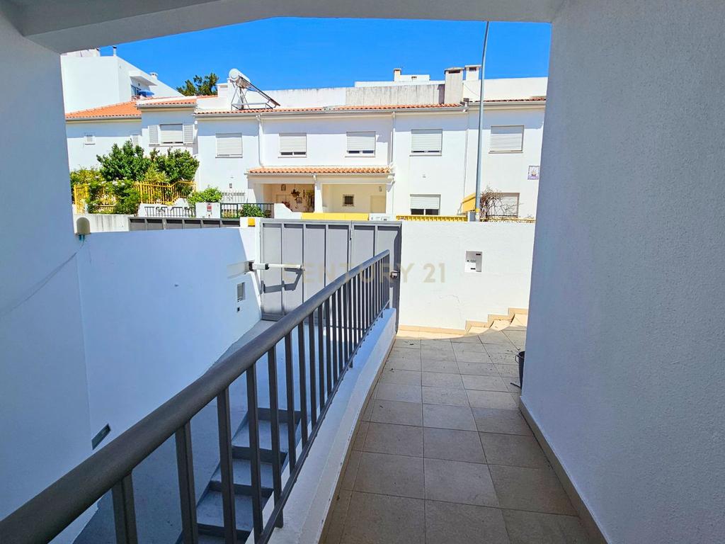 Moradia T4 em Oeiras para arrendar com garagem e terraço - Image 7