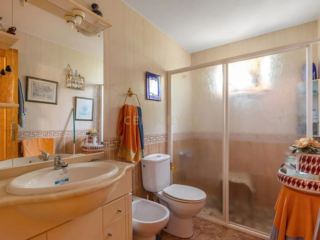 Chalet em Torrevieja, Alicante — Oportunidade de Investimento - Image 24