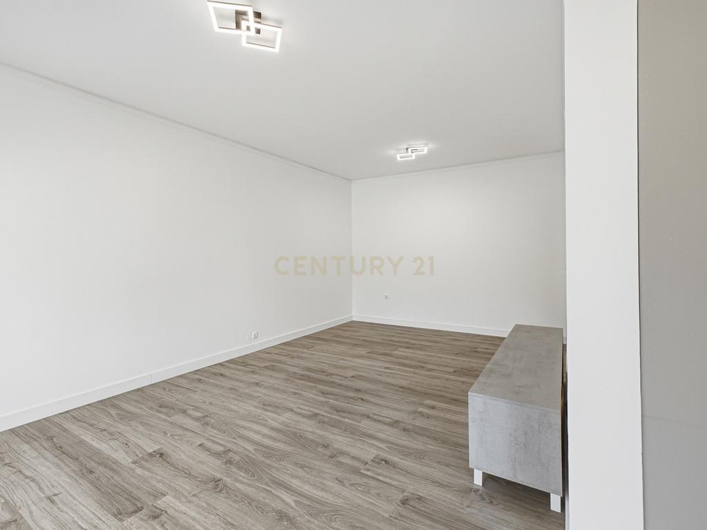 Apartamento T2 Remodelado PC Simão da Veiga Junior 1 - Santo António Dos Cavaleiros - Image 10