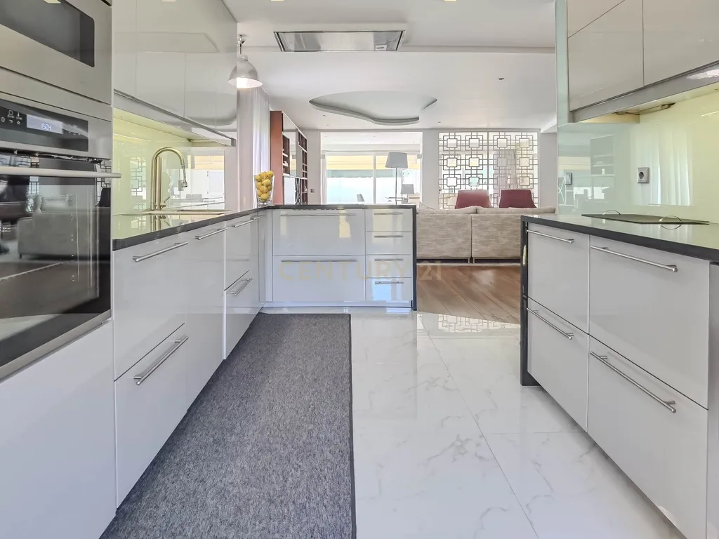 Luxuosa Moradia T3 em Gondomar com Vista Panorâmica e Piscina - Image 15