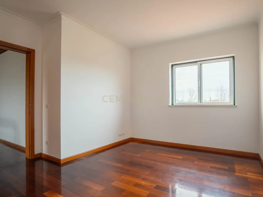 Moradia T5 - C/ terreno - Excelente estado - Image 50