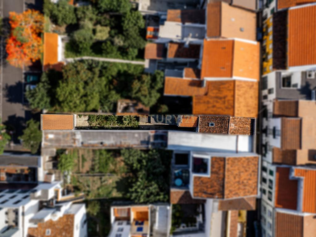 Invista no Coração de Ponta Delgada | Moradia com Quintal e Anexo - Image 19